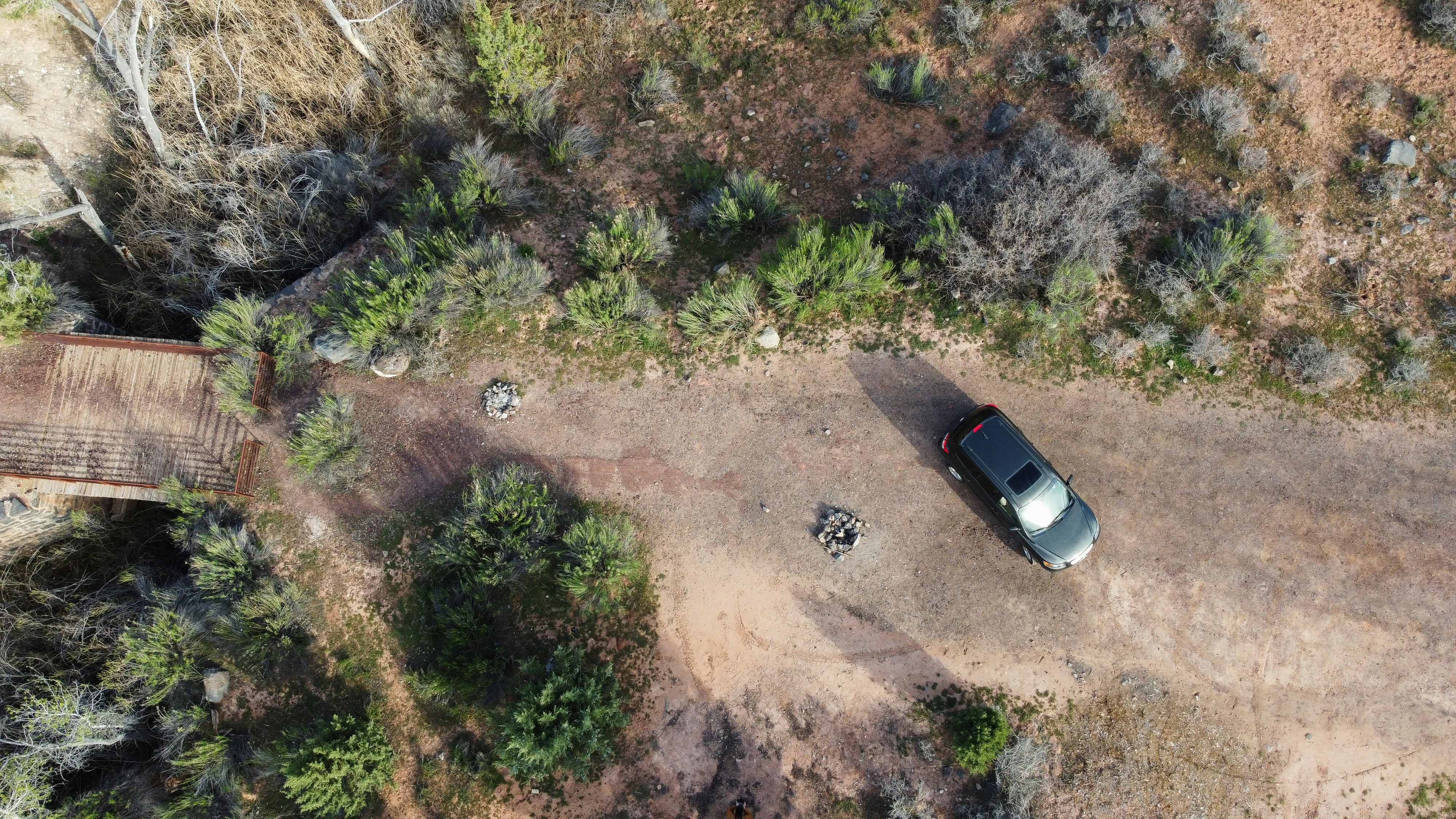 Vista aérea de um carro estacionado em estrada de terra
