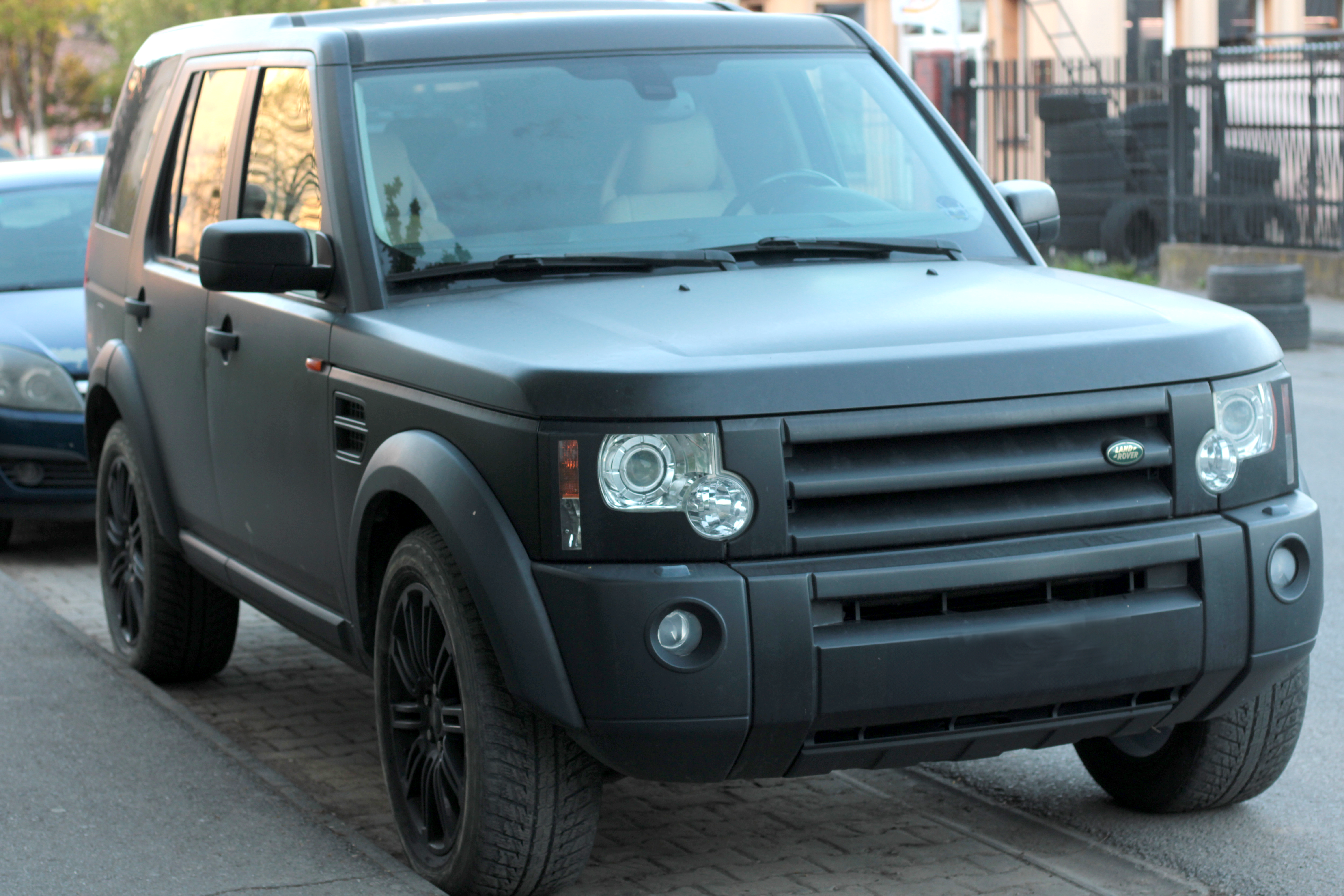 Una Land Rover nera parcheggiata sul ciglio della strada