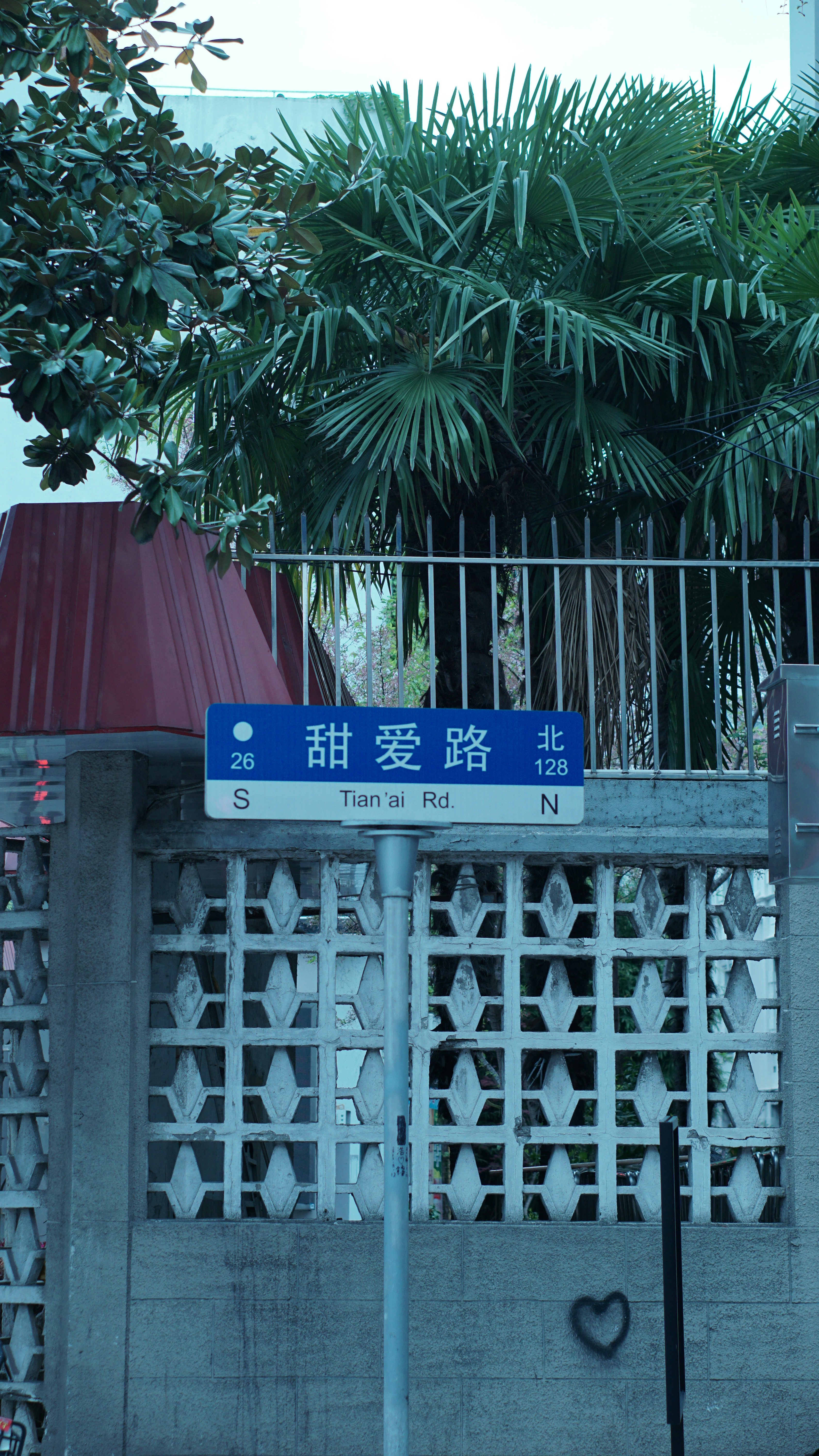 ベトナムの風景: 1. イントロダクション英語のアルファベットの中で、特に興味深い文字の一つが「W」です。その名前は