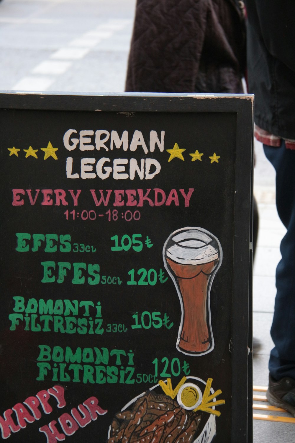 Un menu per una birra tedesca su un marciapiede