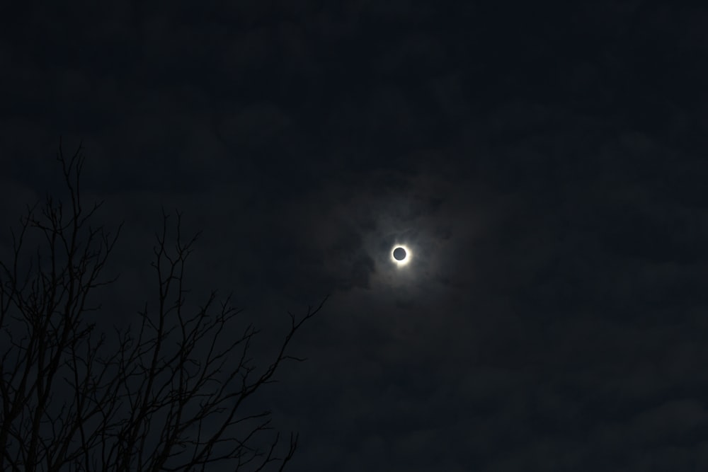 Un eclipse solar parcial visto a través de las nubes