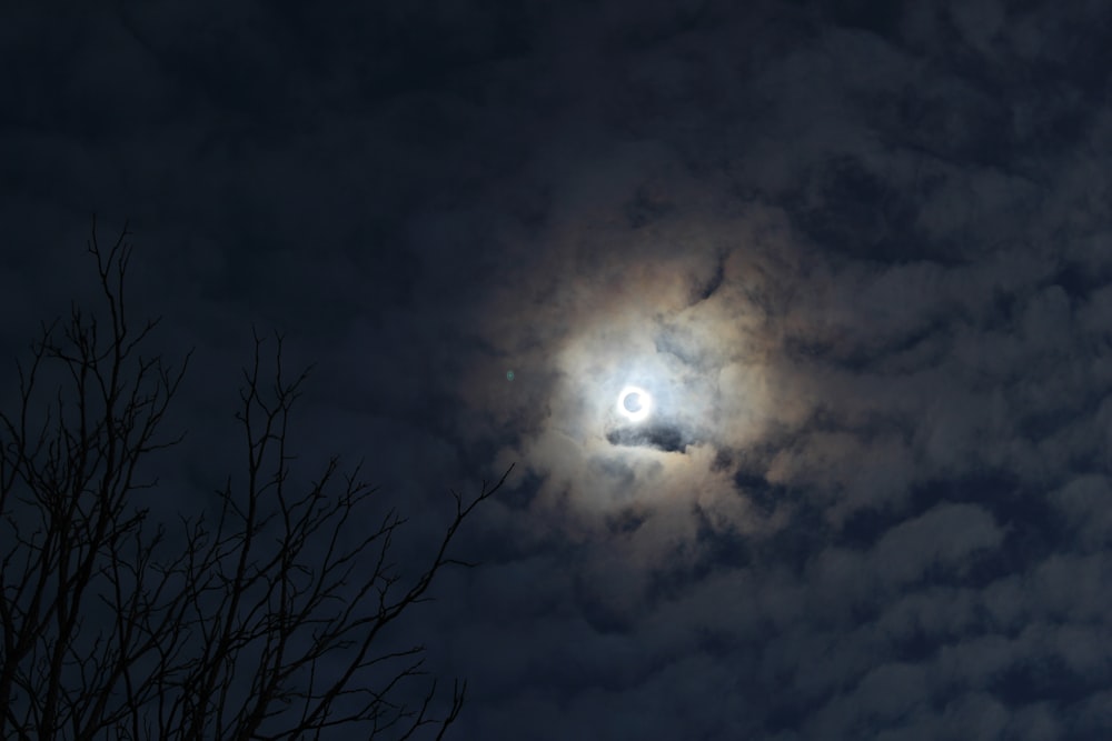 夜空の雲の切れ間から見える満月