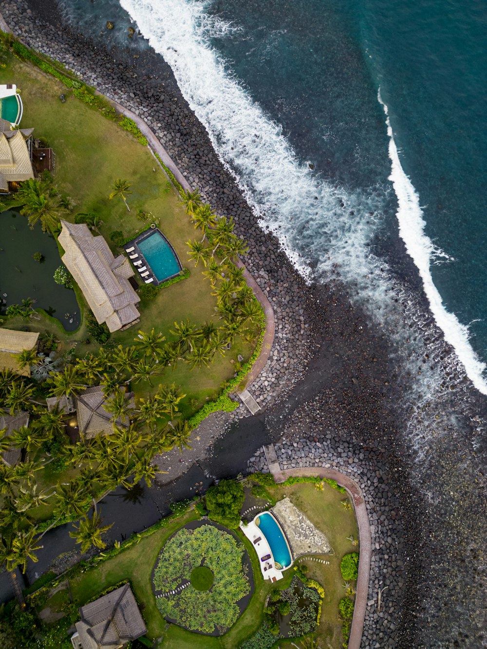 a bird's eye view of a house and a body of water