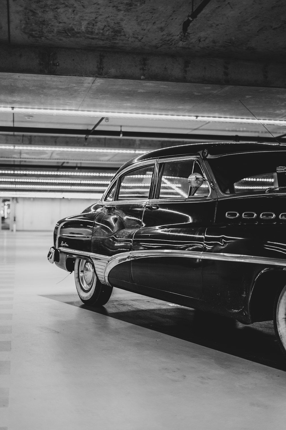 uma foto em preto e branco de um carro antigo