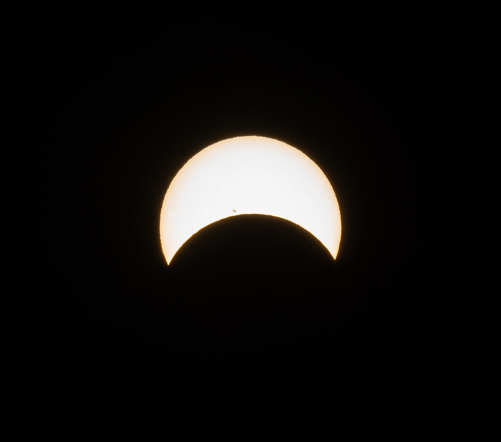 um eclipse solar parcial visto através de um céu escuro