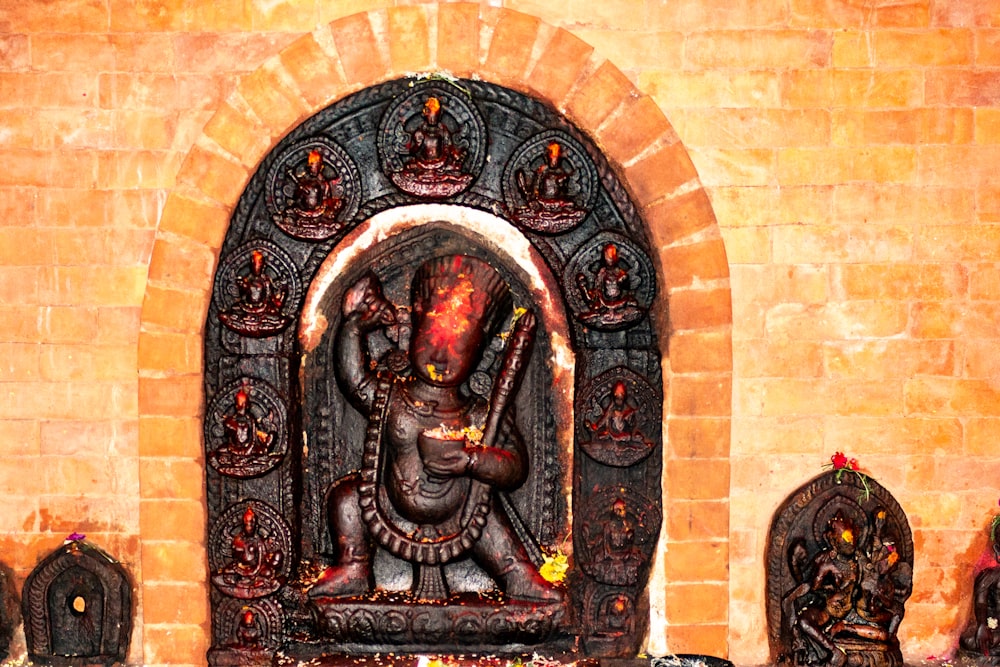 Une statue d’un dieu indien sur un mur de pierre