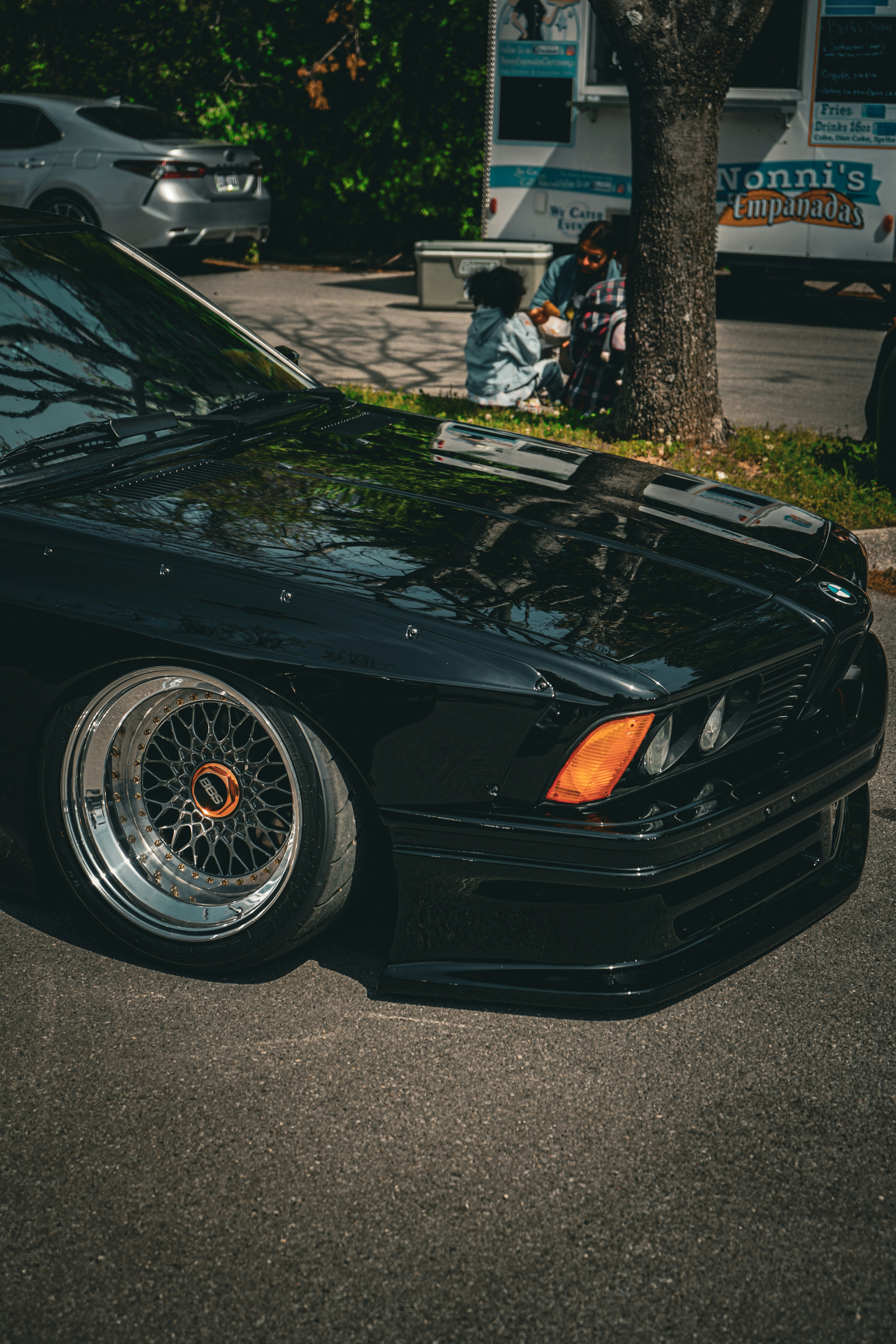 길가에 주차된 검은색 승용차