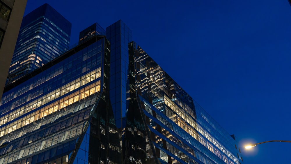 un très grand bâtiment assis à côté d’un lampadaire