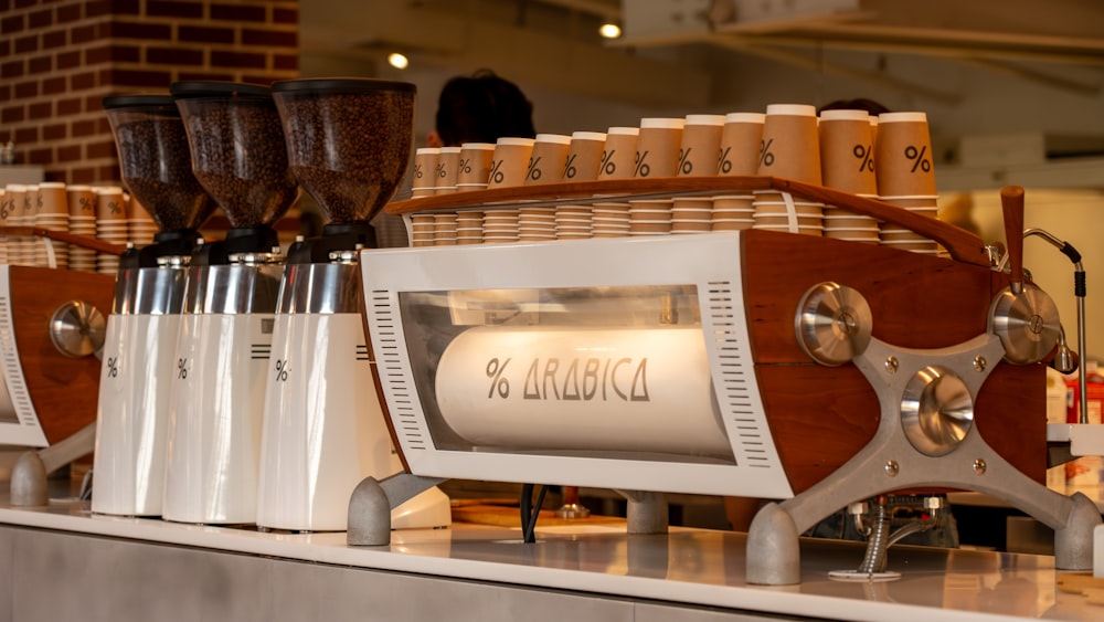 uma máquina de café sentada em cima de um balcão