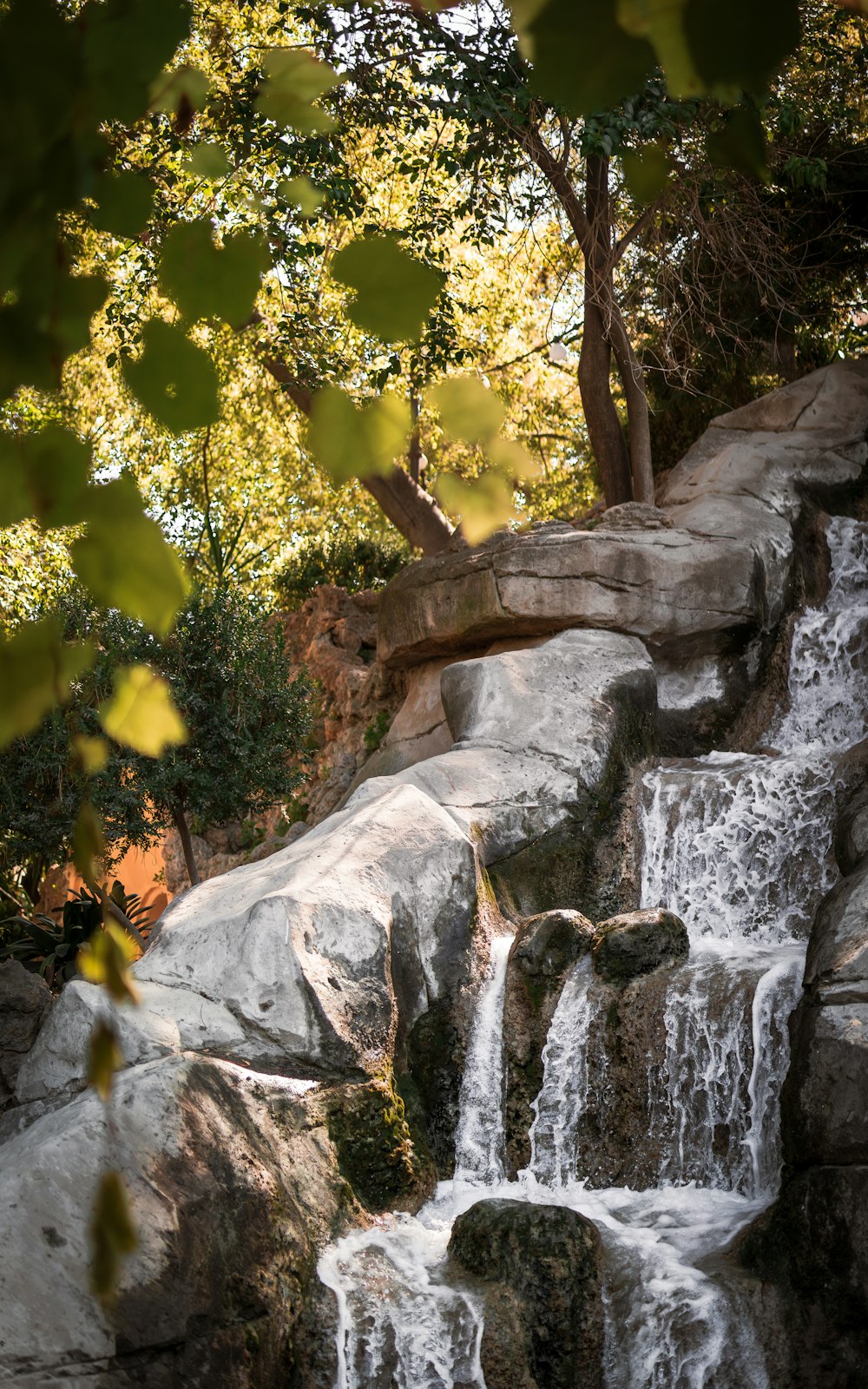 ein Wasserfall mitten im Wald