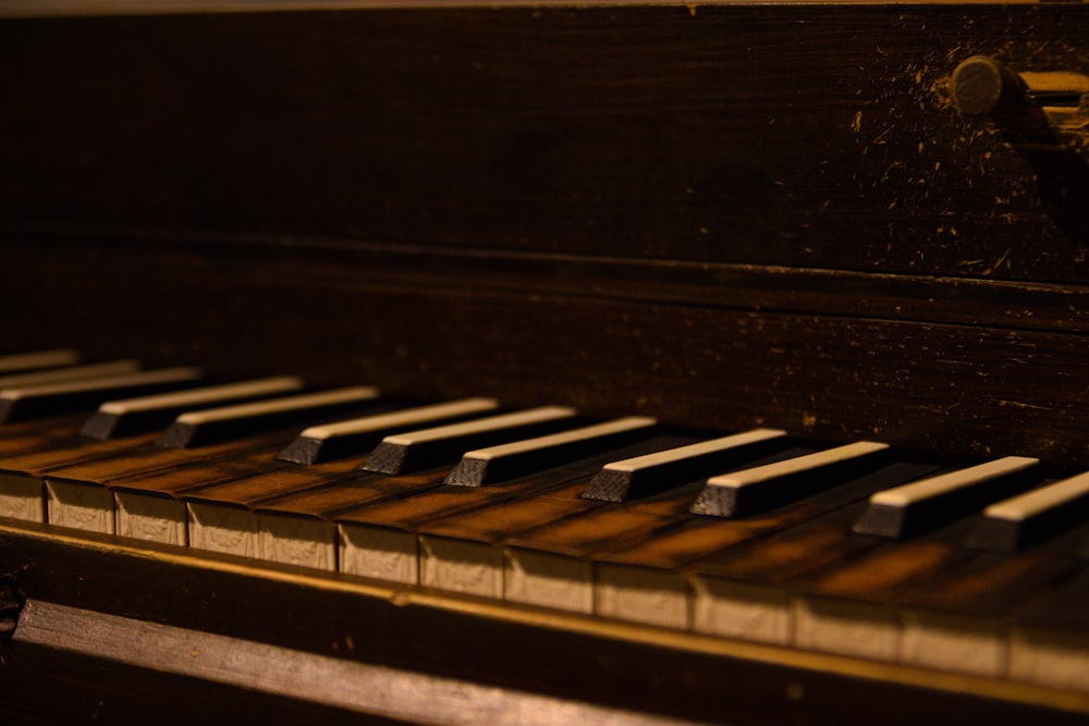 a close up of an old piano with keys
