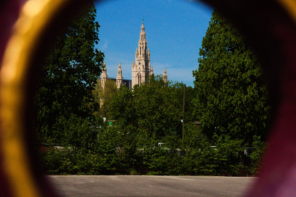 Blick auf ein Gebäude durch ein Fenster