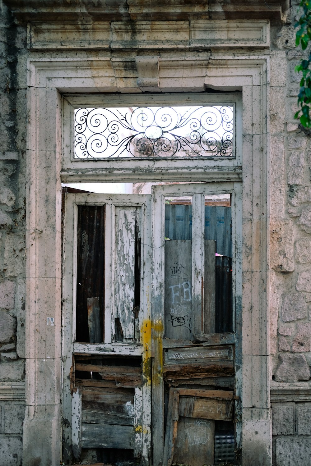부서진 문이있는 낡은 건물