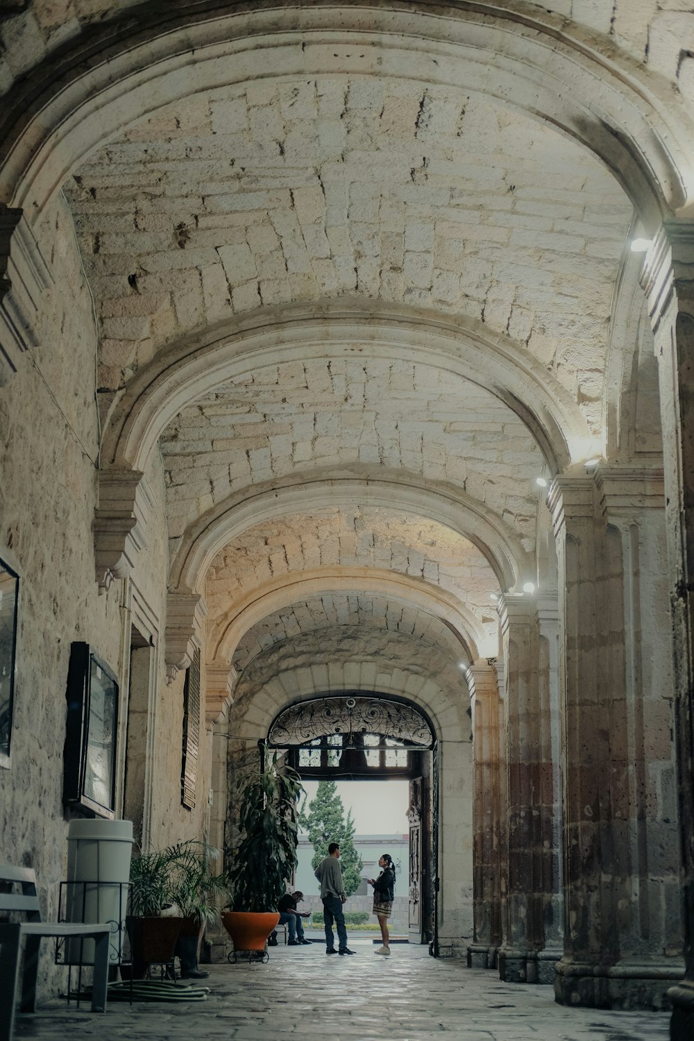 quelques personnes qui se tiennent dans un bâtiment