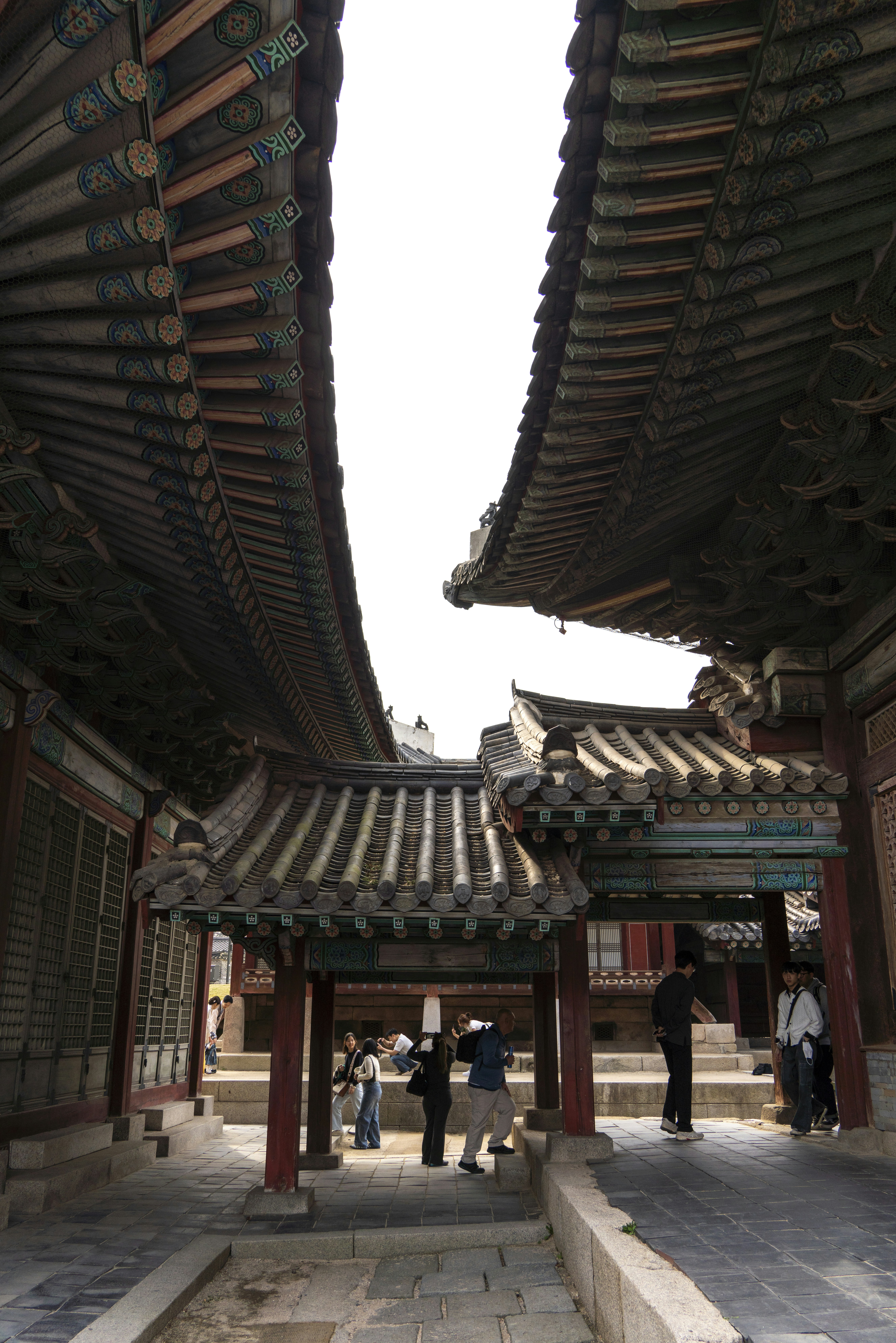 Un grupo de personas de pie alrededor de un edificio