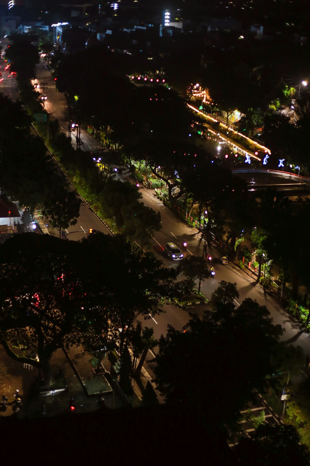 Una vista nocturna de una calle de la ciudad