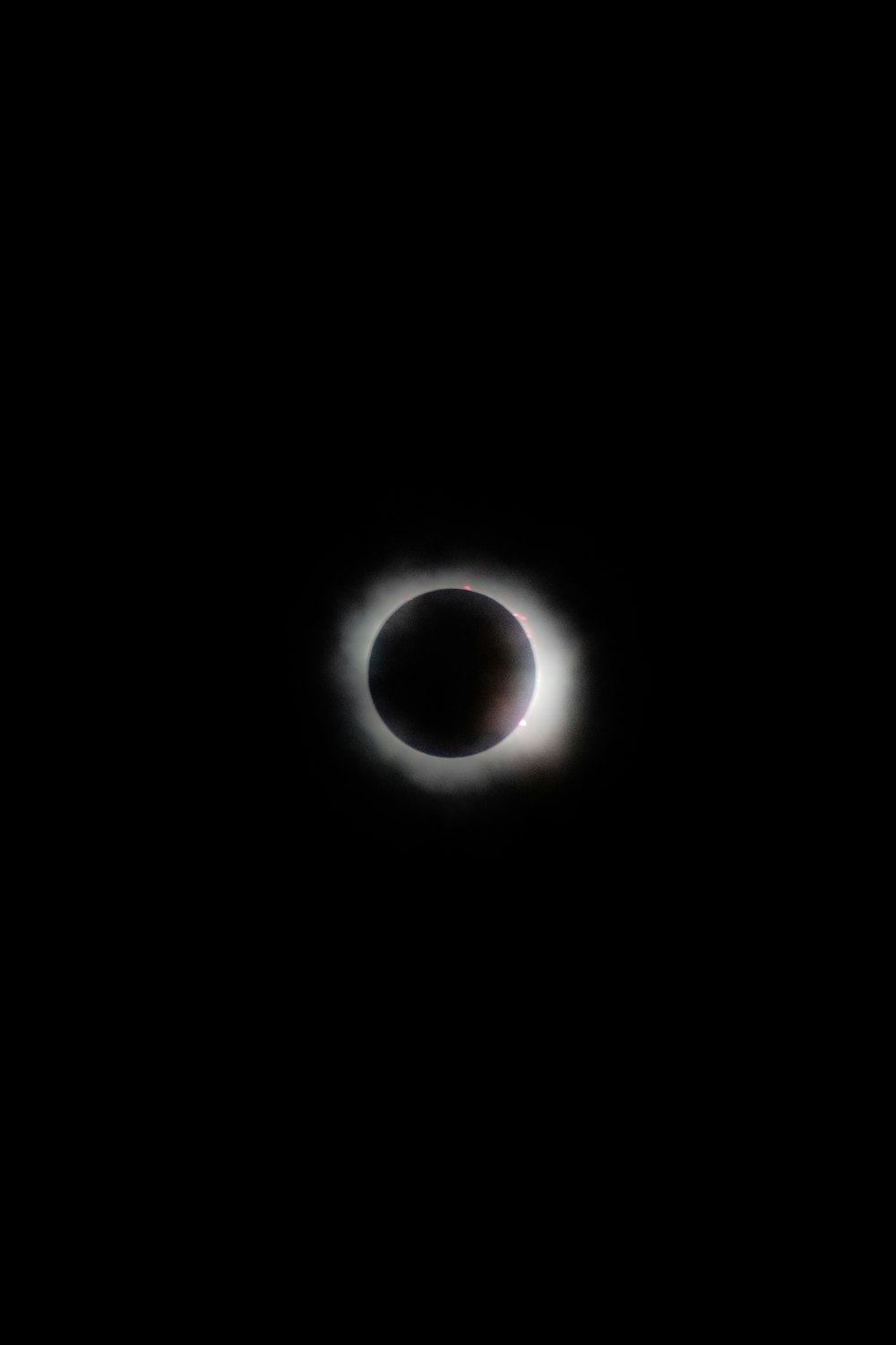 um eclipse no céu com um fundo preto