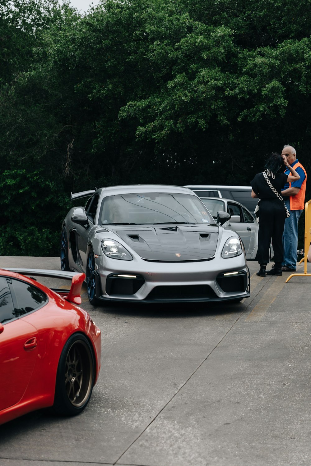 um grupo de carros estacionados um ao lado do outro