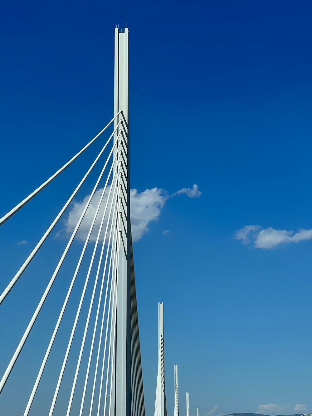 un très grand pont qui est très haut