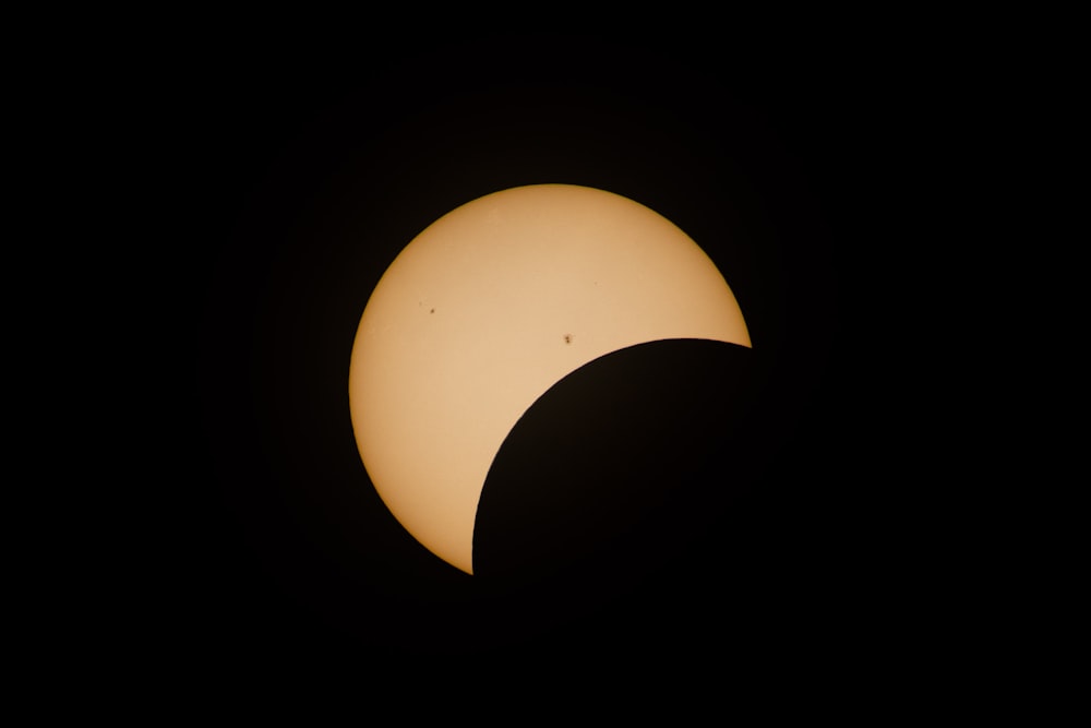 une vue partielle du soleil lors d’une éclipse solaire