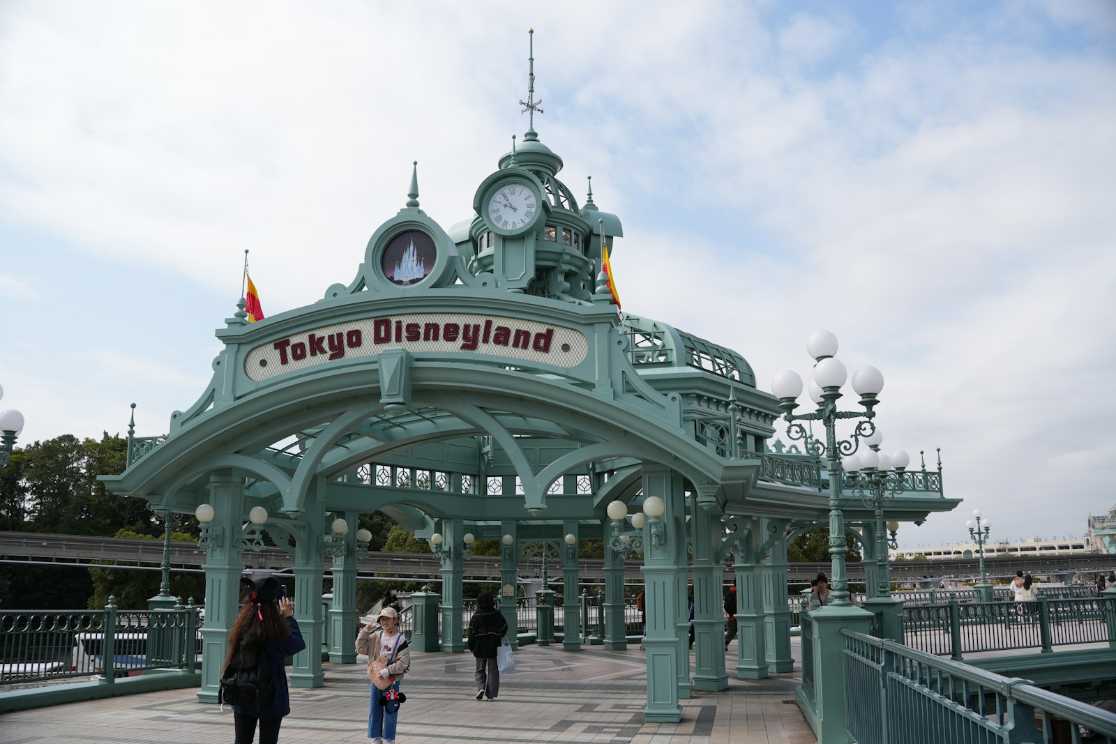 Вечером толпа редеет, и парк становится лучше, чем днём