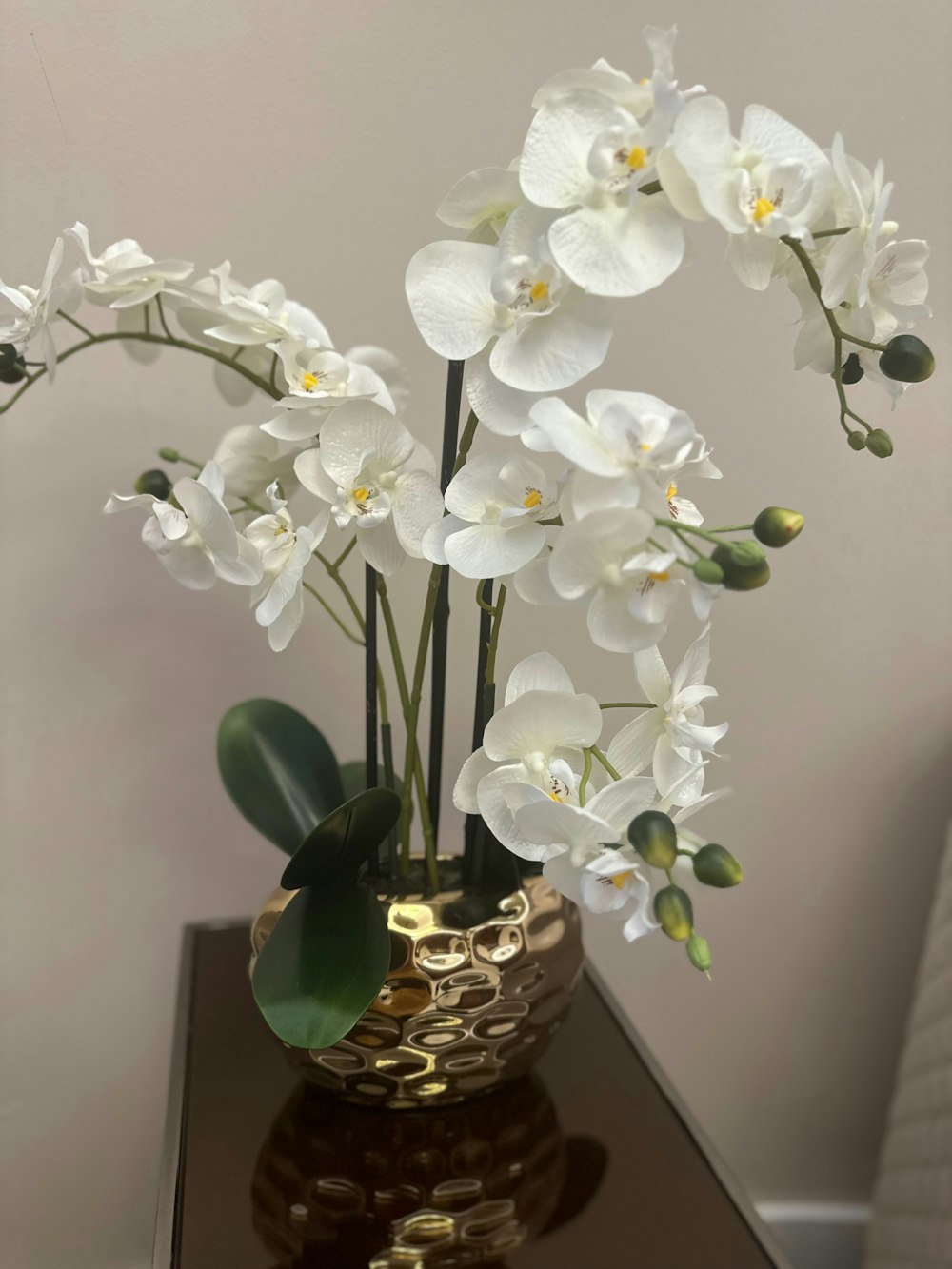 テーブルの上に白い花が咲き乱れる花瓶