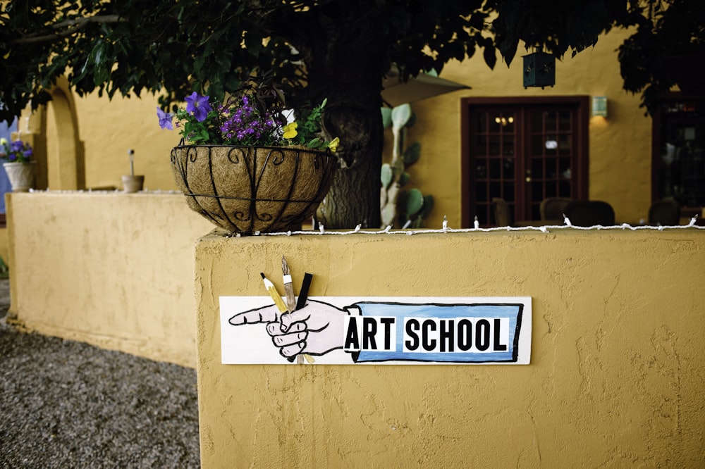 a sign on the side of a building that says art school