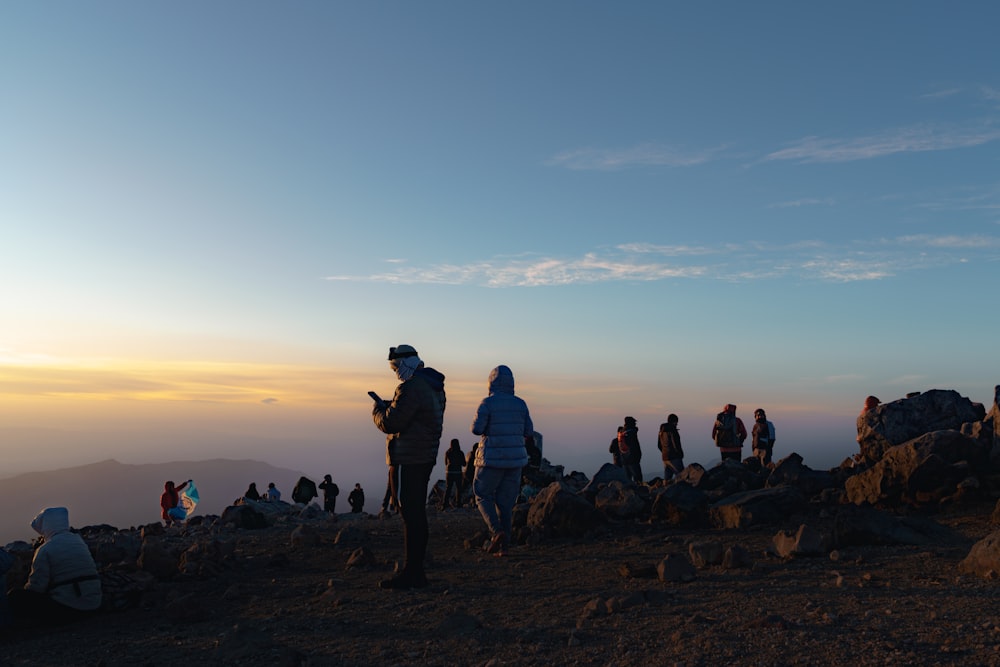 un groupe de personnes debout au sommet d’une montagne