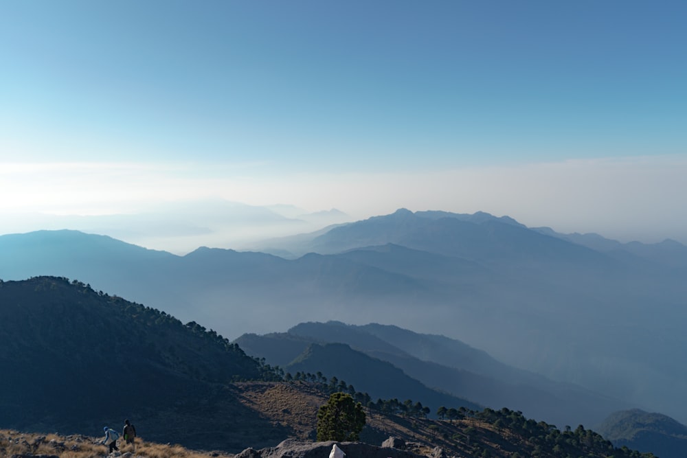 uma vista das montanhas de um ponto de vista alto