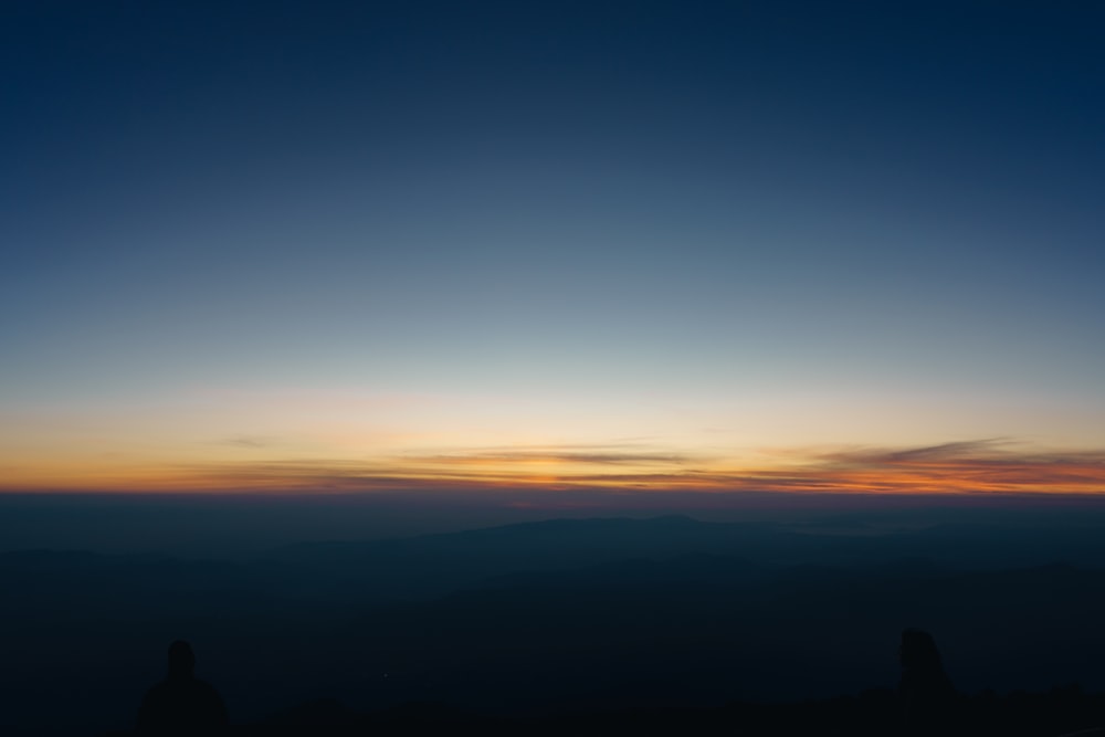 Le soleil se couche sur une chaîne de montagnes