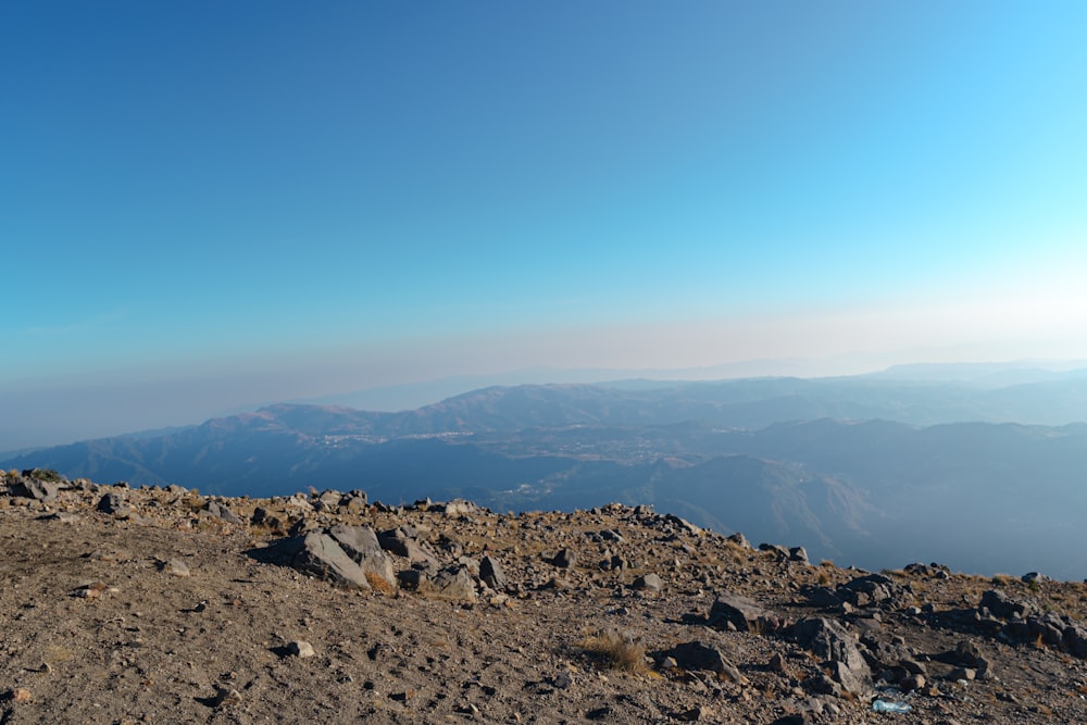 un homme debout au sommet d’une montagne rocheuse