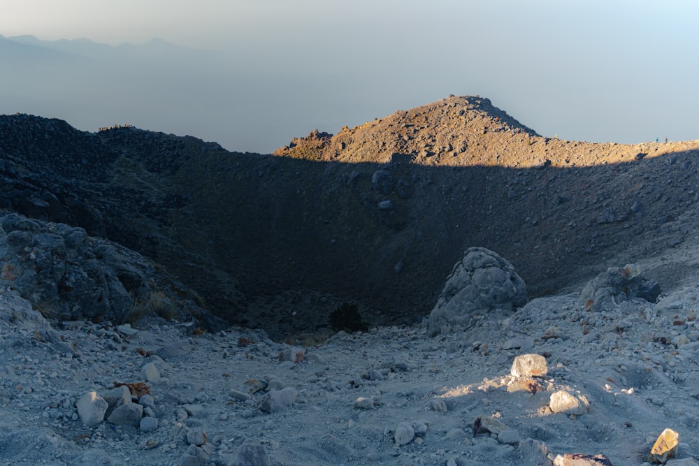 uma área rochosa com uma montanha ao fundo