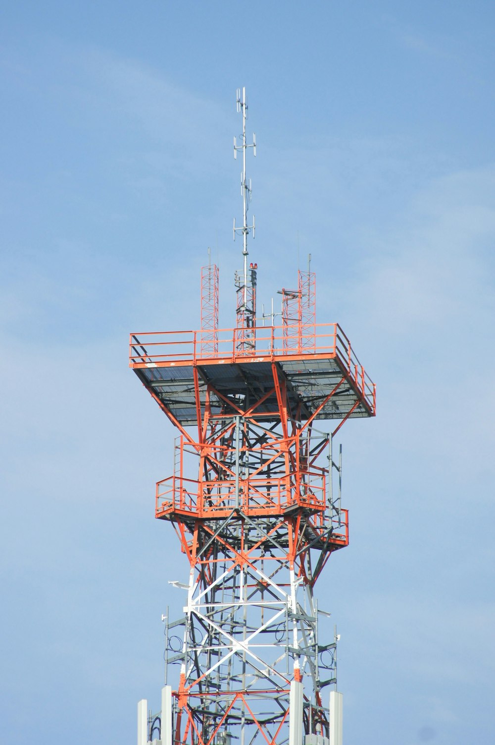 uma torre alta com um relógio em cima dela