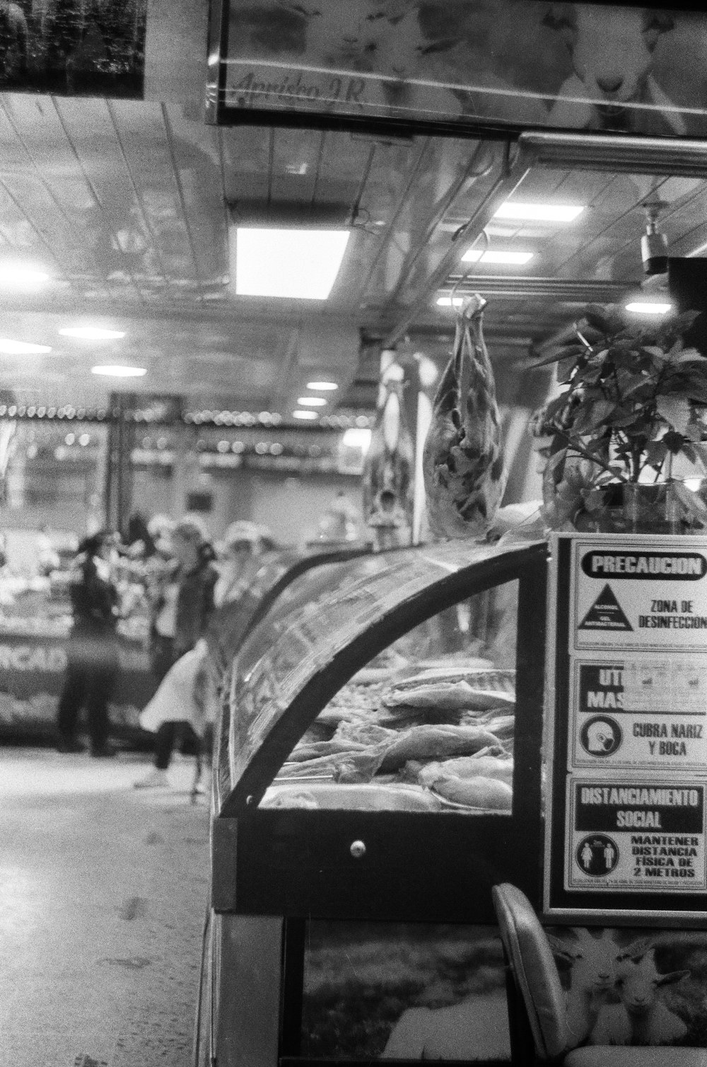 uma foto em preto e branco de uma banca de comida