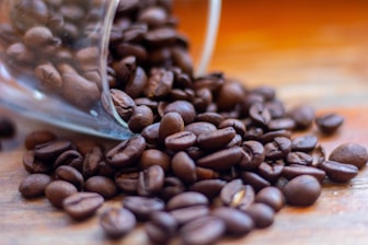 Kaffeebohnen die aus einem Glas geschüttet werden