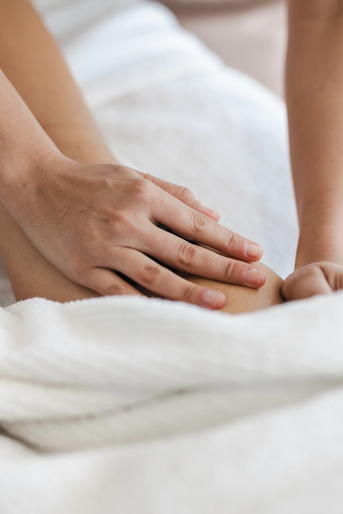 Kỹ thuật viên massage nhẹ vùng chân trong phòng sáng sạch