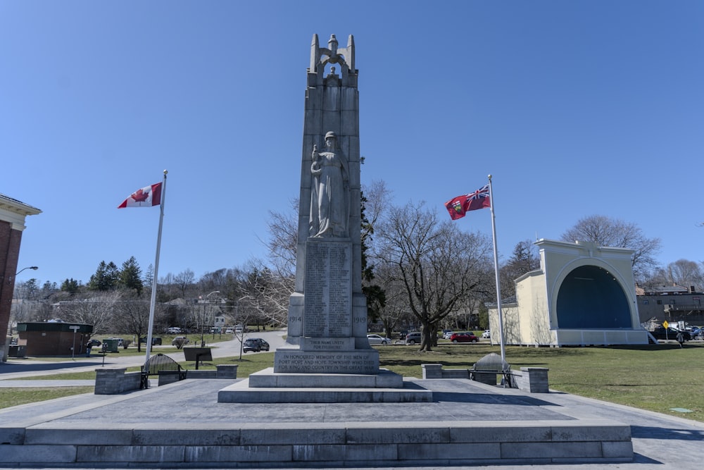 um monumento com bandeiras hasteadas ao fundo