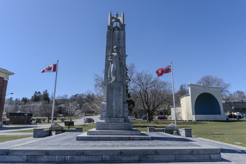 ein Denkmal mit wehenden Fahnen im Hintergrund