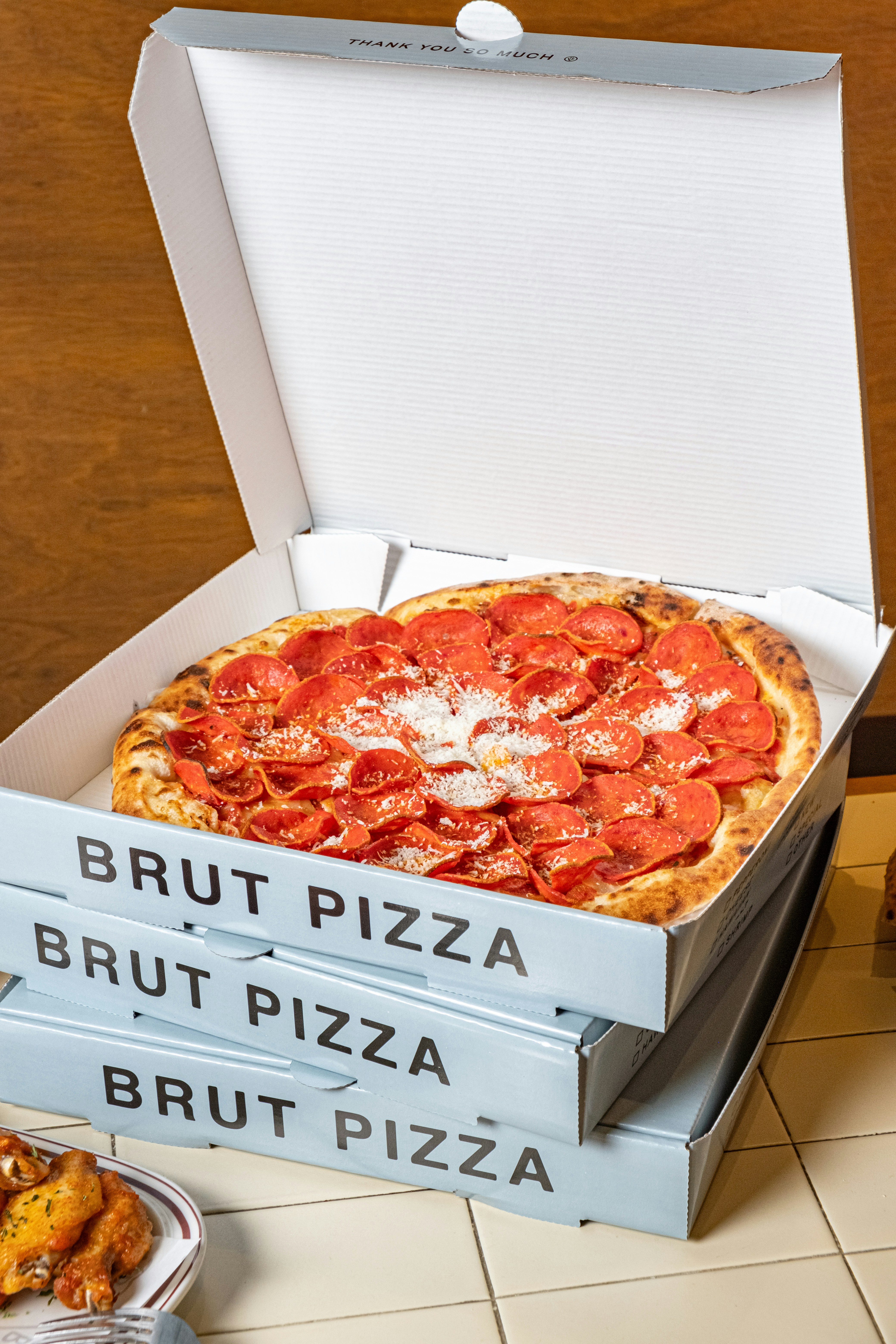 una pizza dentro de una caja de pizza encima de una mesa