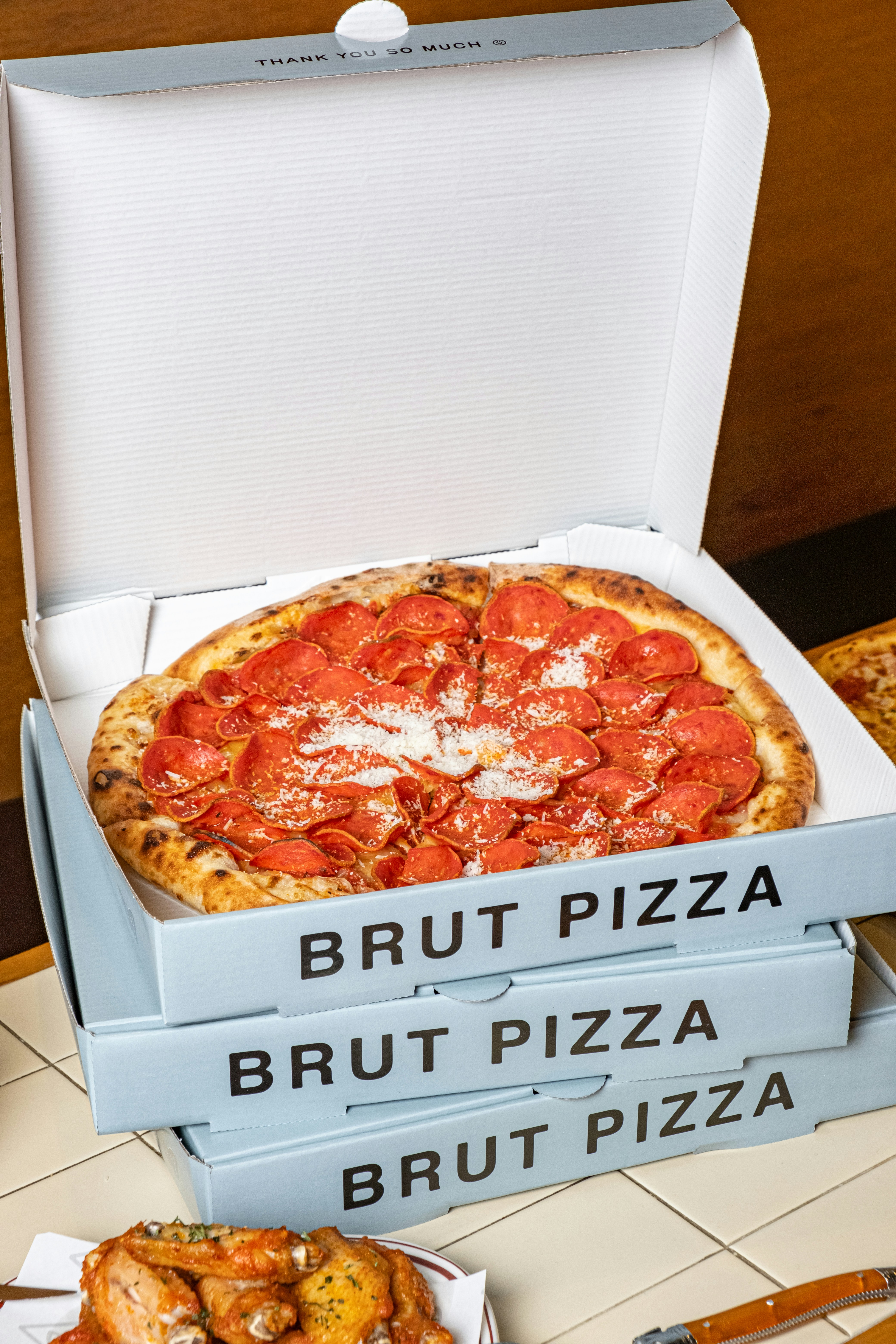 una pizza sentada en una caja encima de una mesa