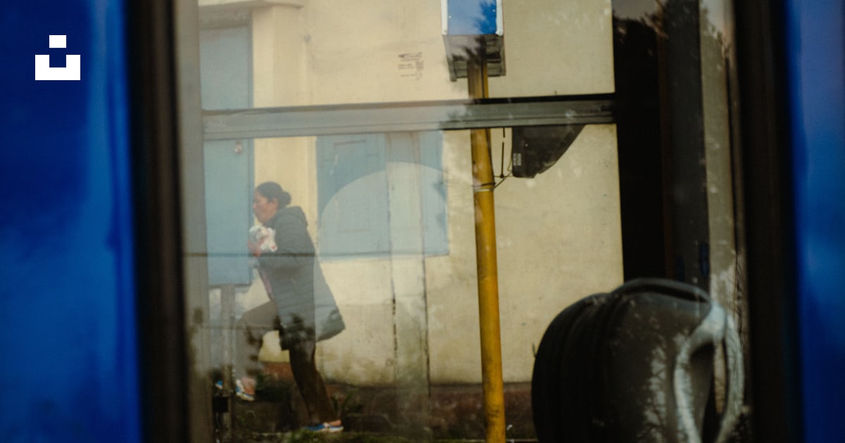 A reflection of a man in a window photo – Free Darjeeling Image on Unsplash