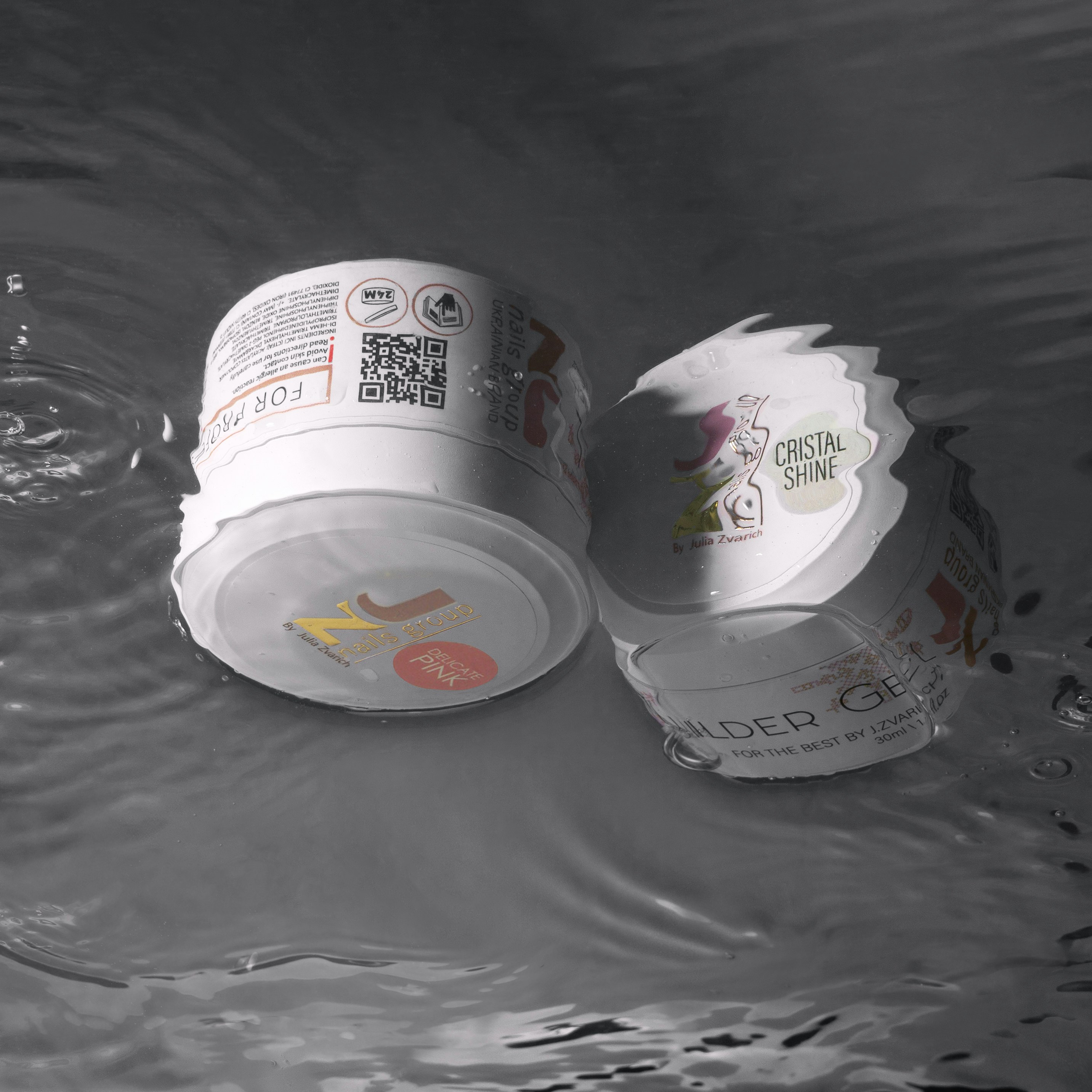 un par de tazas que están en un poco de agua
