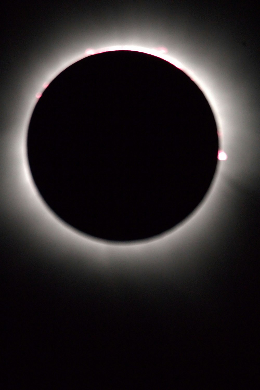 Um eclipse solar é visto no céu escuro