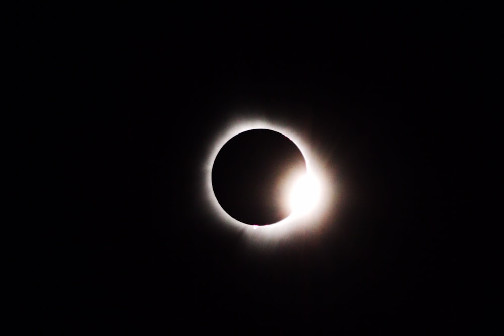 Eine Sonnenfinsternis ist am dunklen Himmel zu sehen