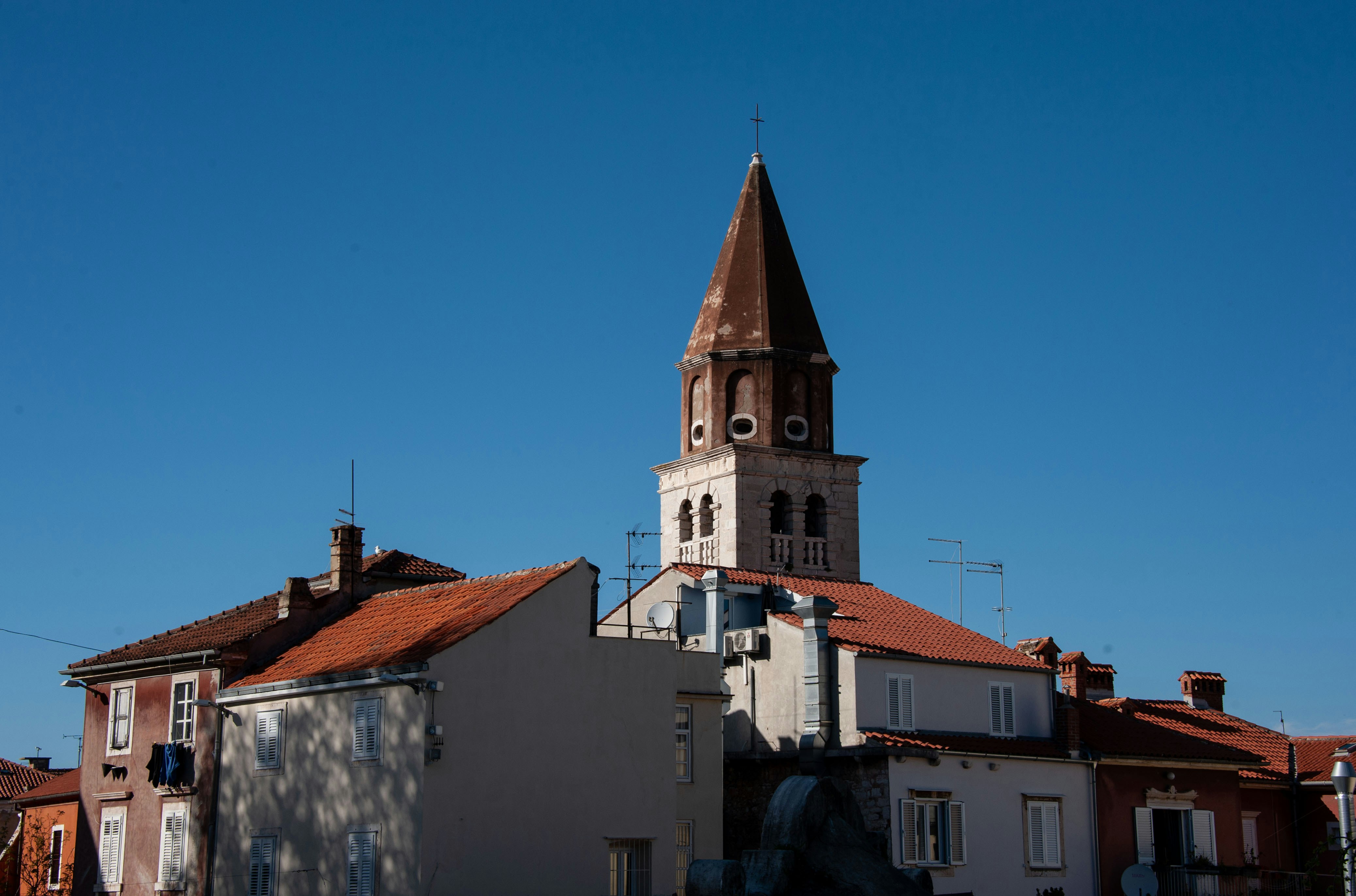 a building with a steeple on top of it, 