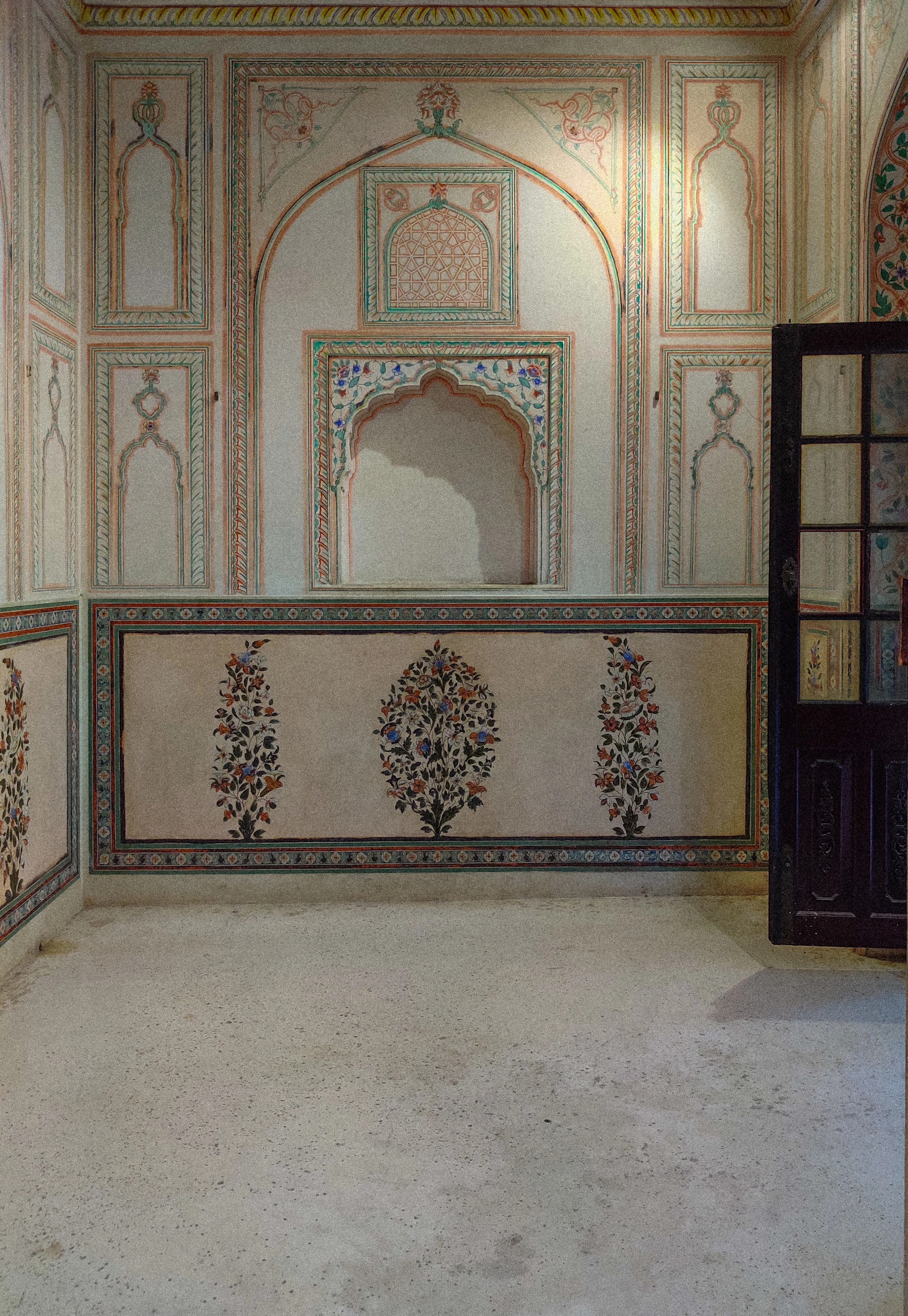 Heritage room with marble inlay and arched doorways