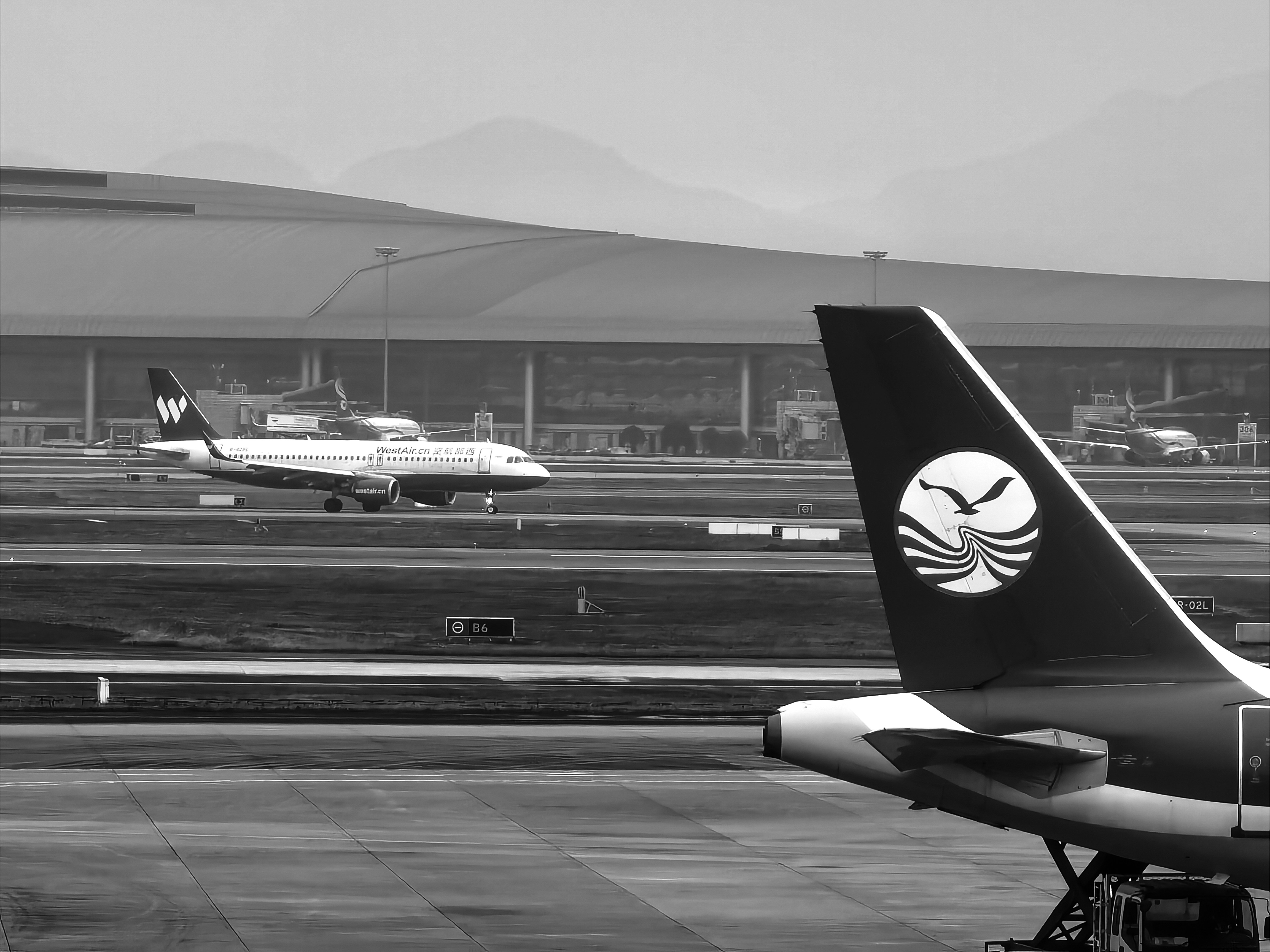 旅人在交通節點查看手機｜來源：Wu Yi / Unsplash（Unsplash License）