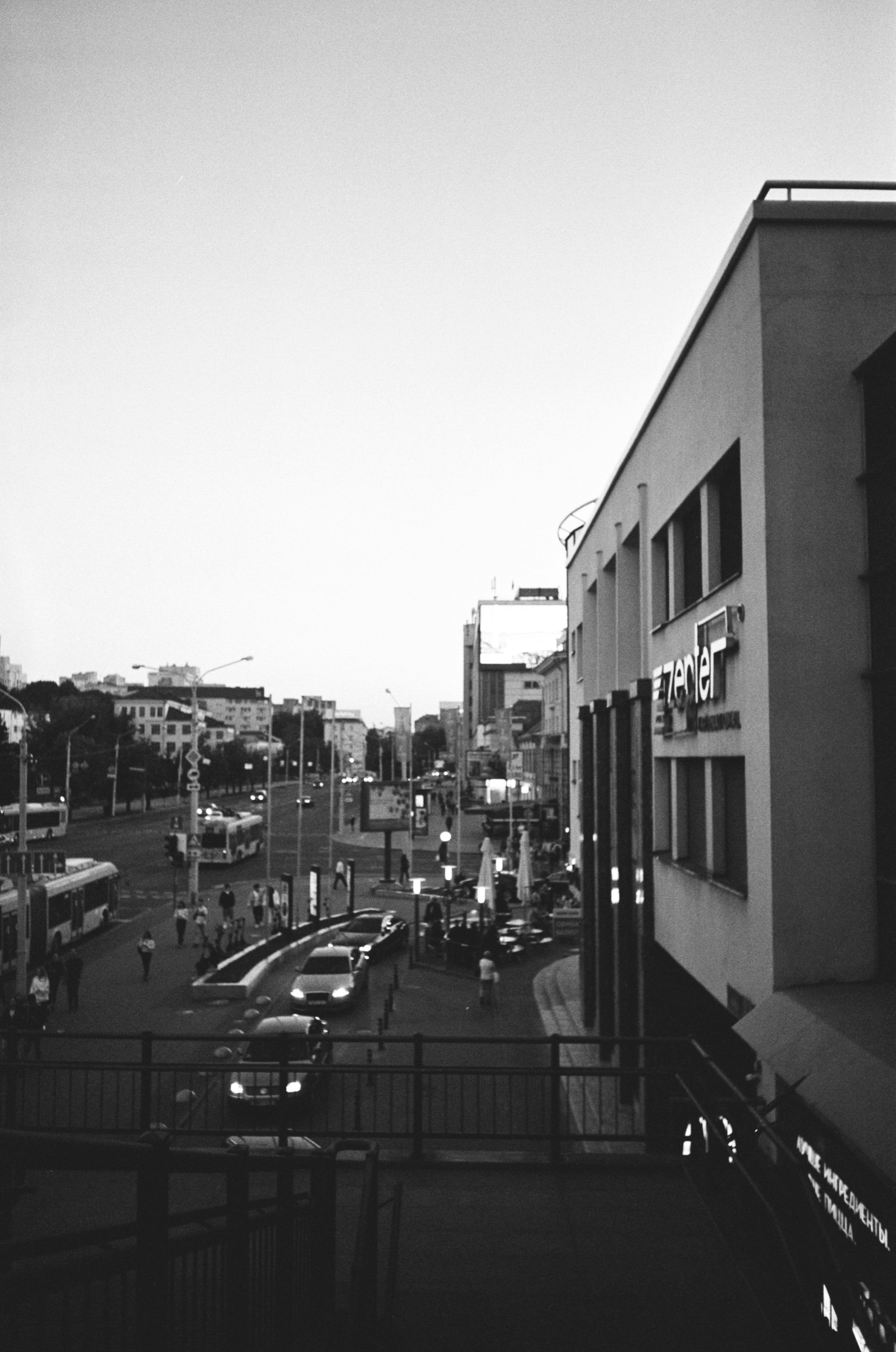 a black and white photo of a city street