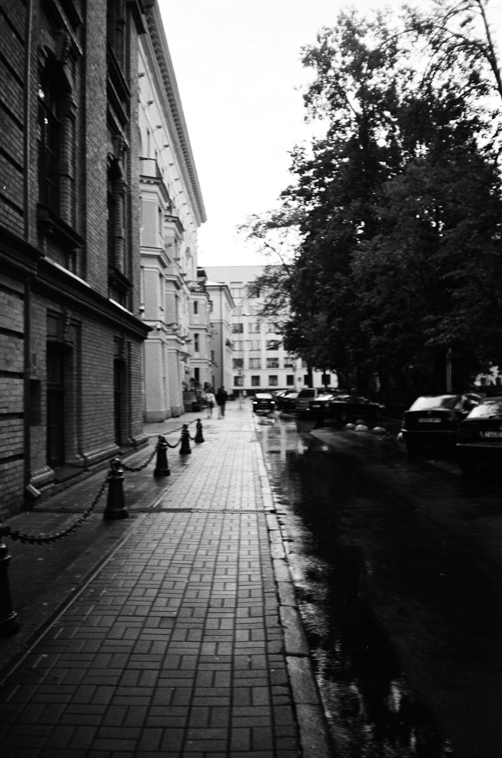 a black and white photo of a city street