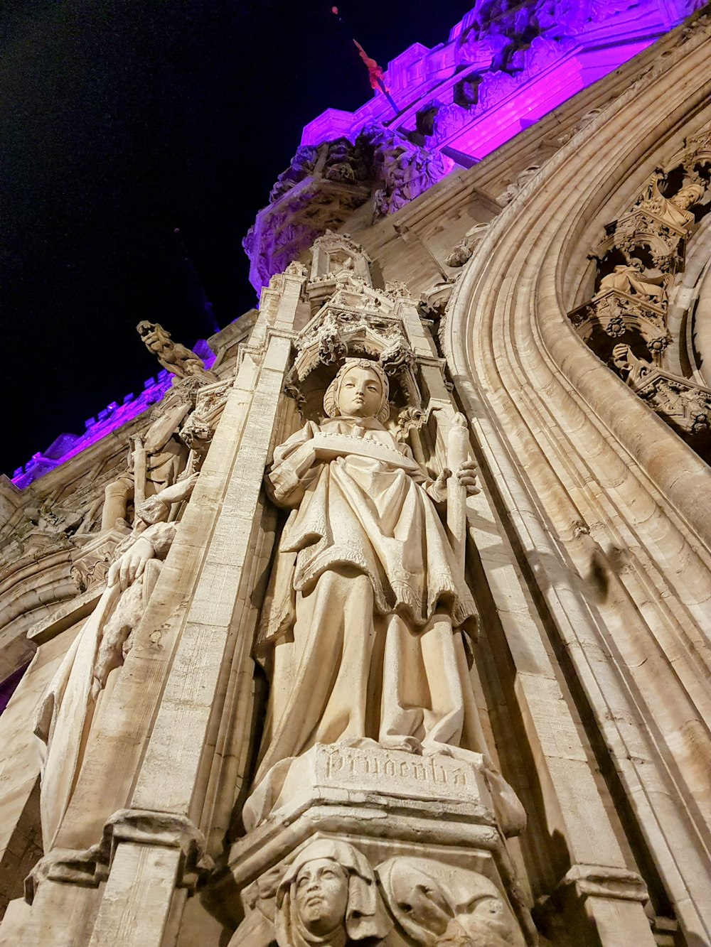 un grand bâtiment avec une statue sur le côté